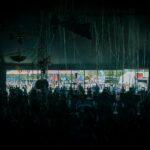 Szlakiem francuskich festiwali muzycznych: lato pełne brzmień od Bretanii po Lazurowe Wybrzeże Tłum fanów przed kolorową sceną na letnim festiwalu muzycznym we Francji