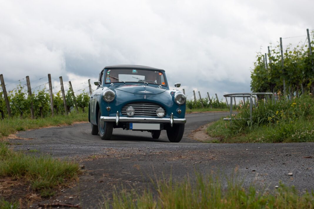 Zabytkowy Austin A40 jedzie przez winnice Burgundii Zabytkowy Austin A40 jedzie przez winnice Burgundii