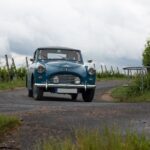 Wina Burgundii krok po kroku: trasa samochodowa dla początkującego enoturysty Zabytkowy Austin A40 jedzie przez winnice Burgundii