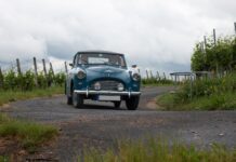 Wina Burgundii krok po kroku: trasa samochodowa dla początkującego enoturysty Zabytkowy Austin A40 jedzie przez winnice Burgundii