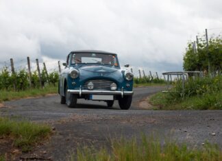 Zabytkowy Austin A40 jedzie przez winnice Burgundii
